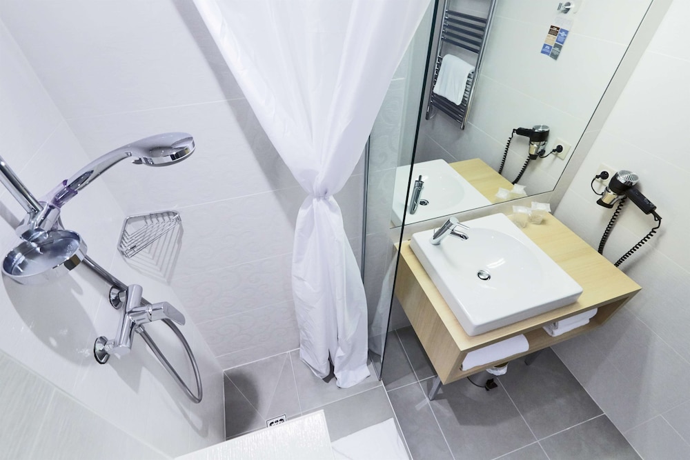 kyriad paris 18 porte de clignancourt montmartre