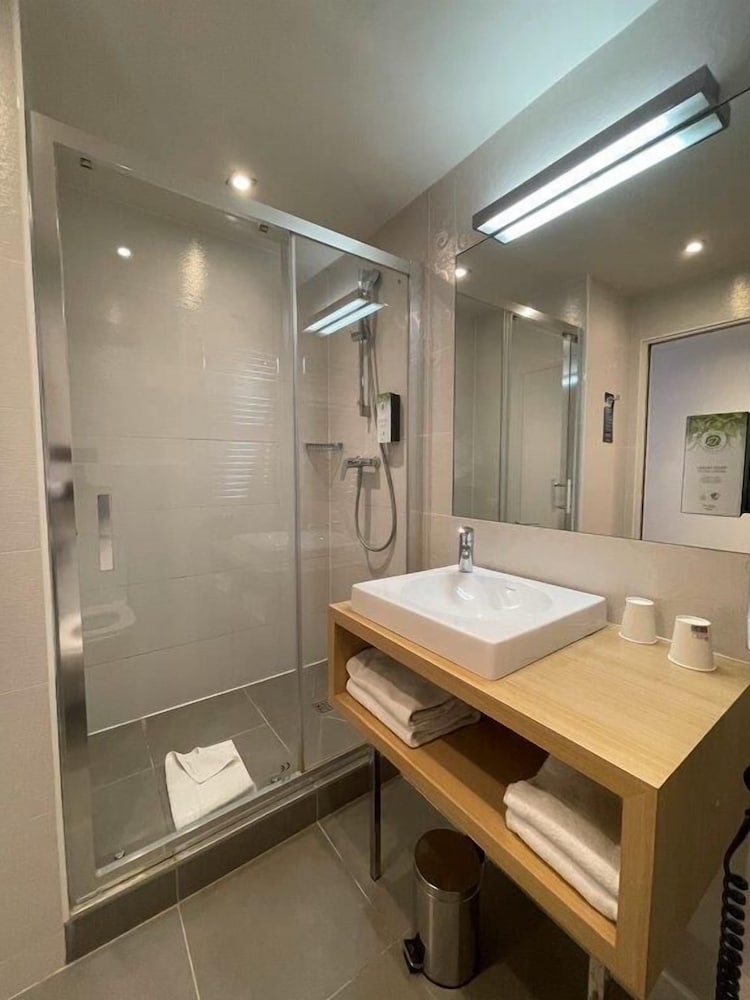 kyriad paris 18 porte de clignancourt montmartre