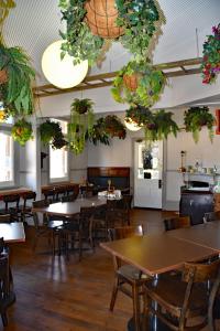 Ten Dollar Town Motel,Canadian Lead>>Bathurst,4 star