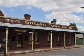 Ten Dollar Town Motel,Canadian Lead>>Bathurst,4 star