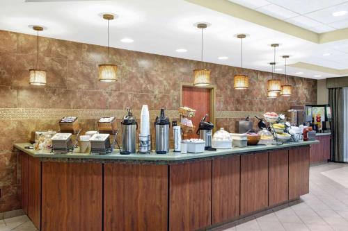 la quinta inn and suites by wyndham springfield airport plaza