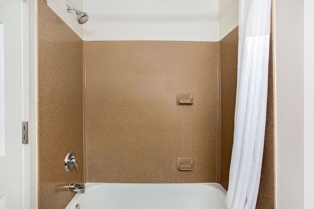 la quinta inn and suites by wyndham springfield airport plaza