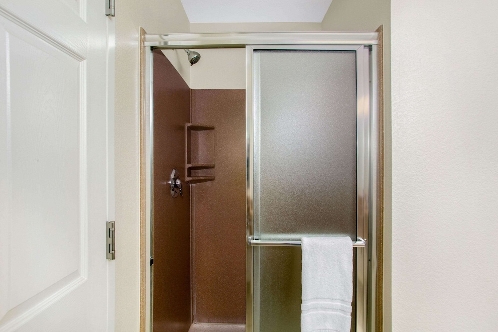 la quinta inn and suites by wyndham springfield airport plaza