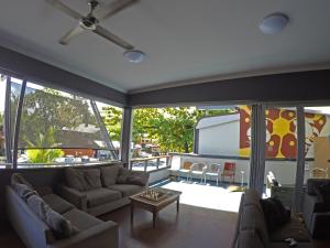 global backpackers port douglas