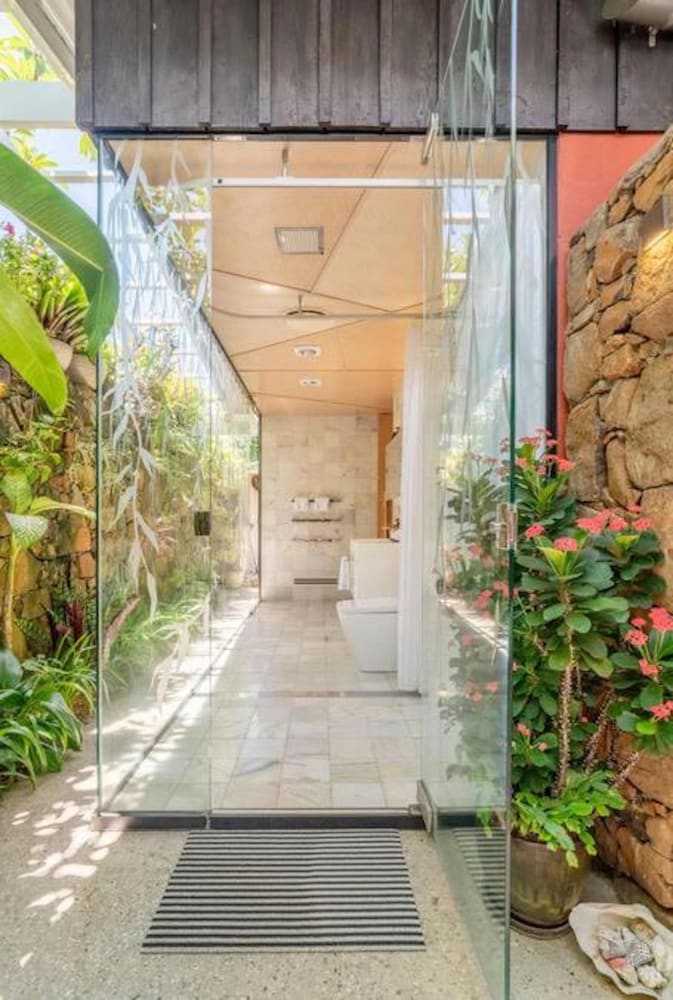 buhwi bira byron bay studio central