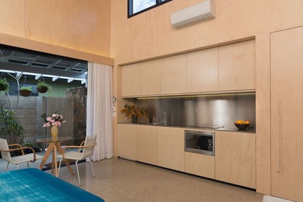 buhwi bira byron bay studio central