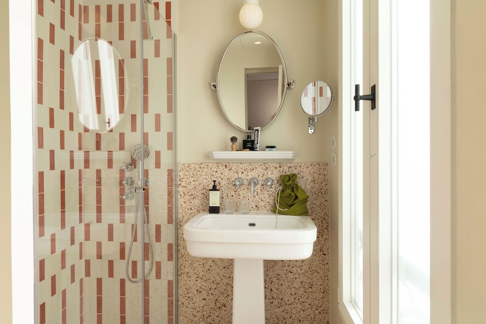 hotel le chaplain paris rive gauche