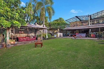 gladstone backpackers