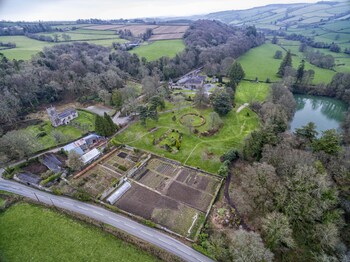 Lewtrenchard Manor,Exeter>>Devon,3 star