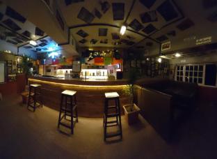 oak valley retreat homestay hostel cafe