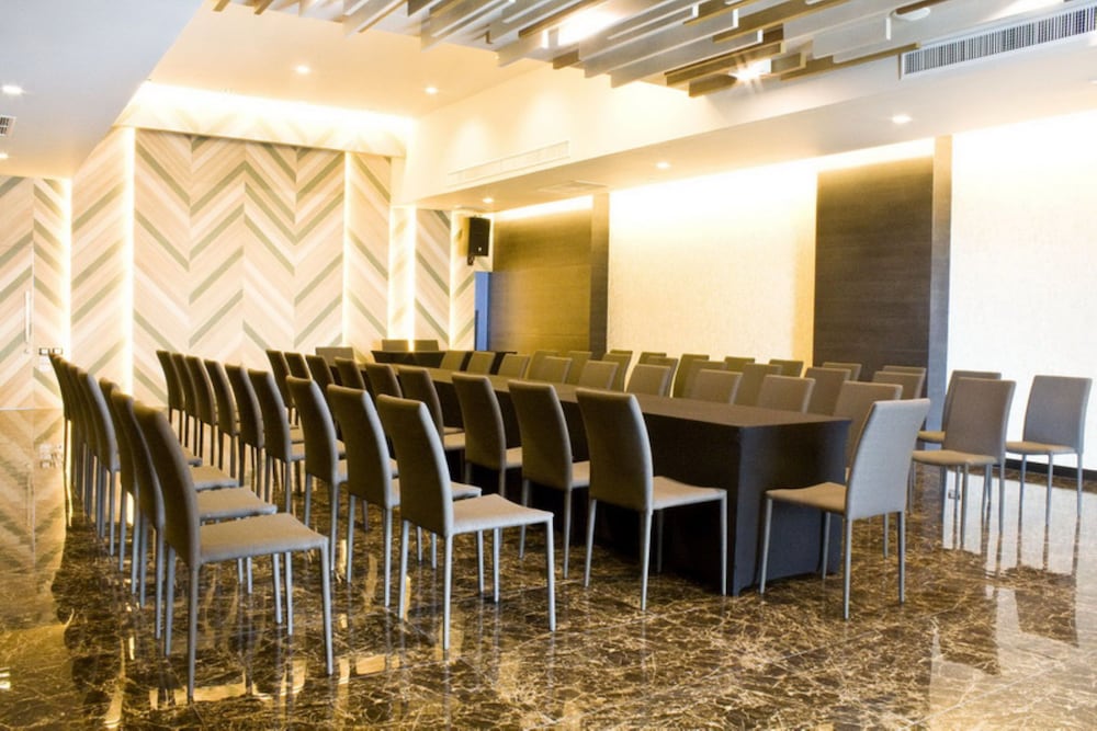 tsix5 phenomenal hotel pattaya