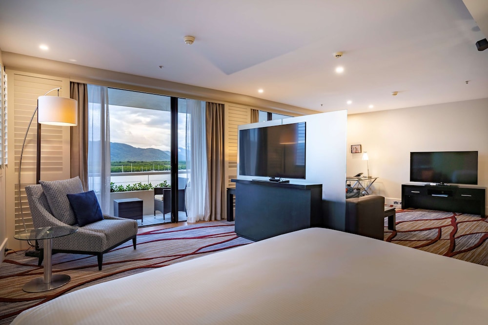 hilton cairns