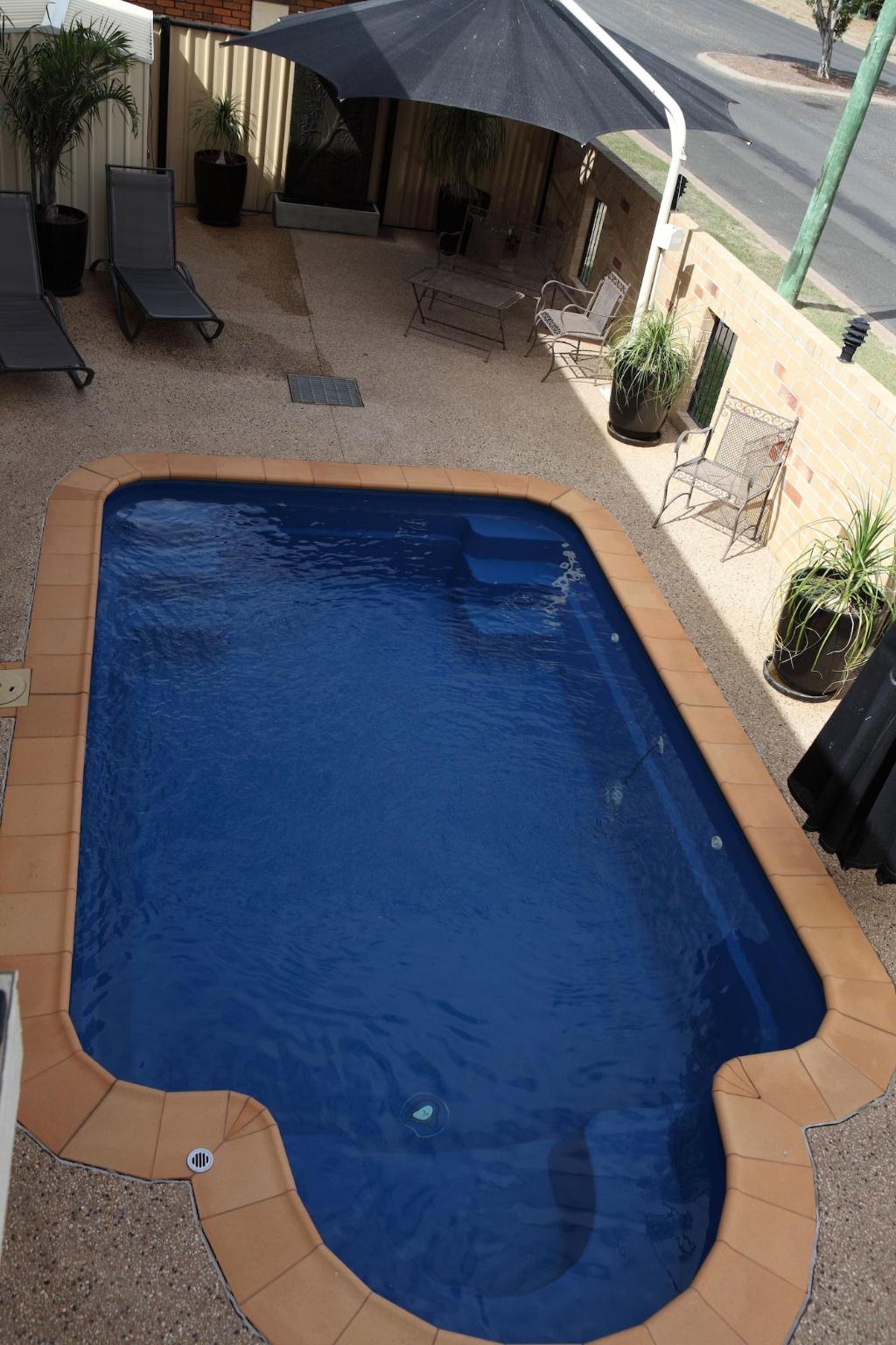 emerald central palms motel