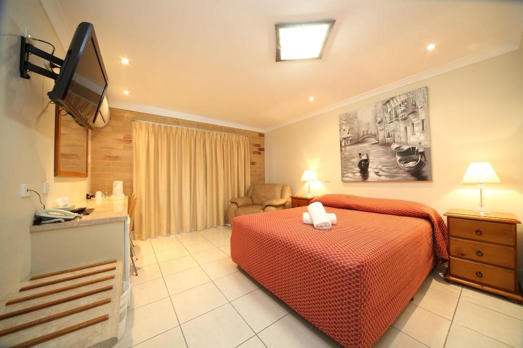 emerald central palms motel