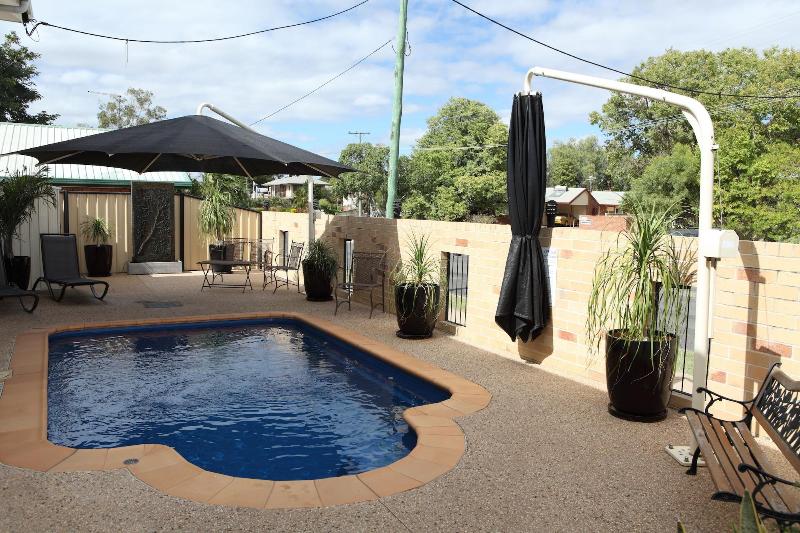 emerald central palms motel