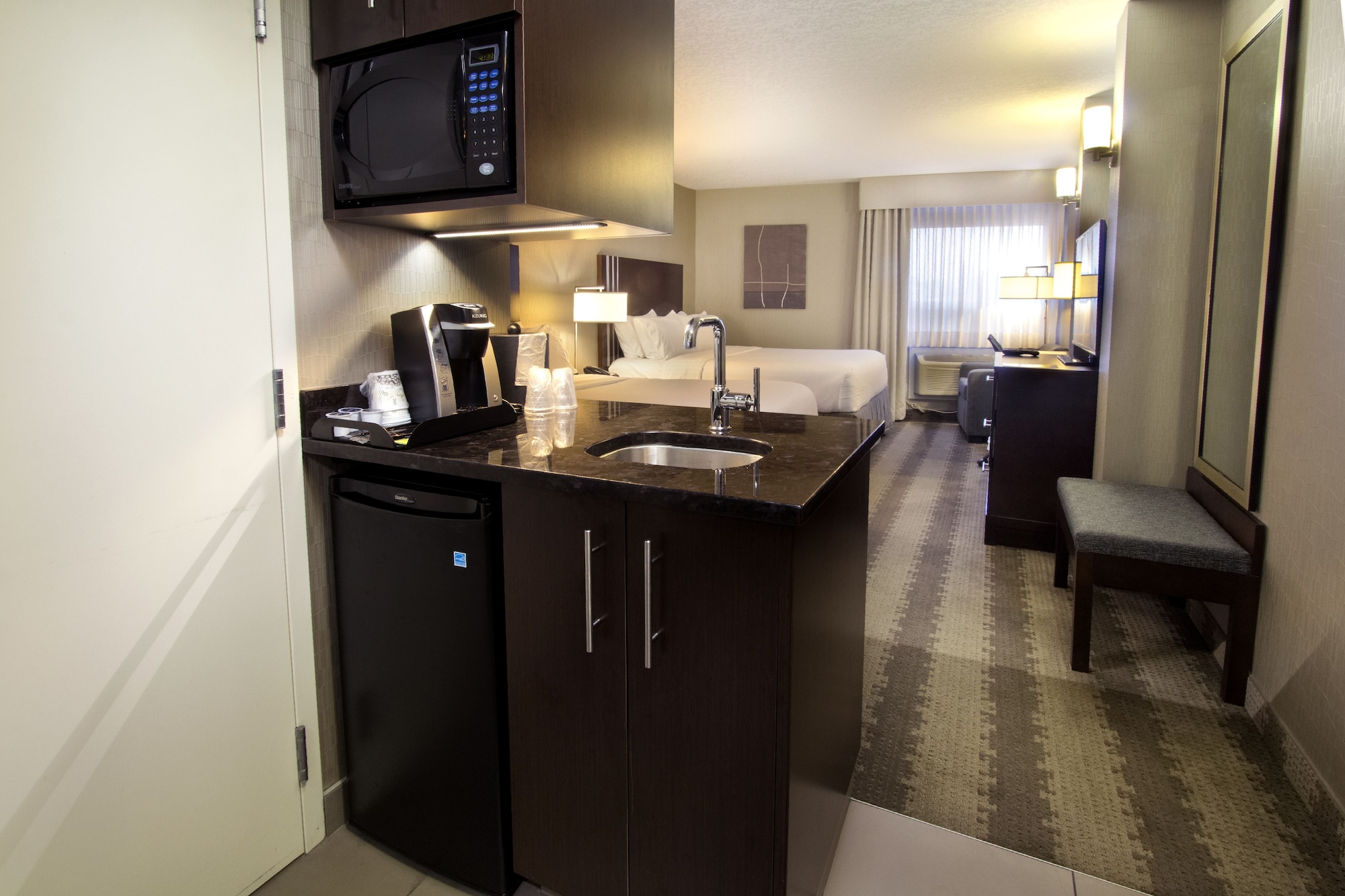 holiday inn calgary airport by ihg