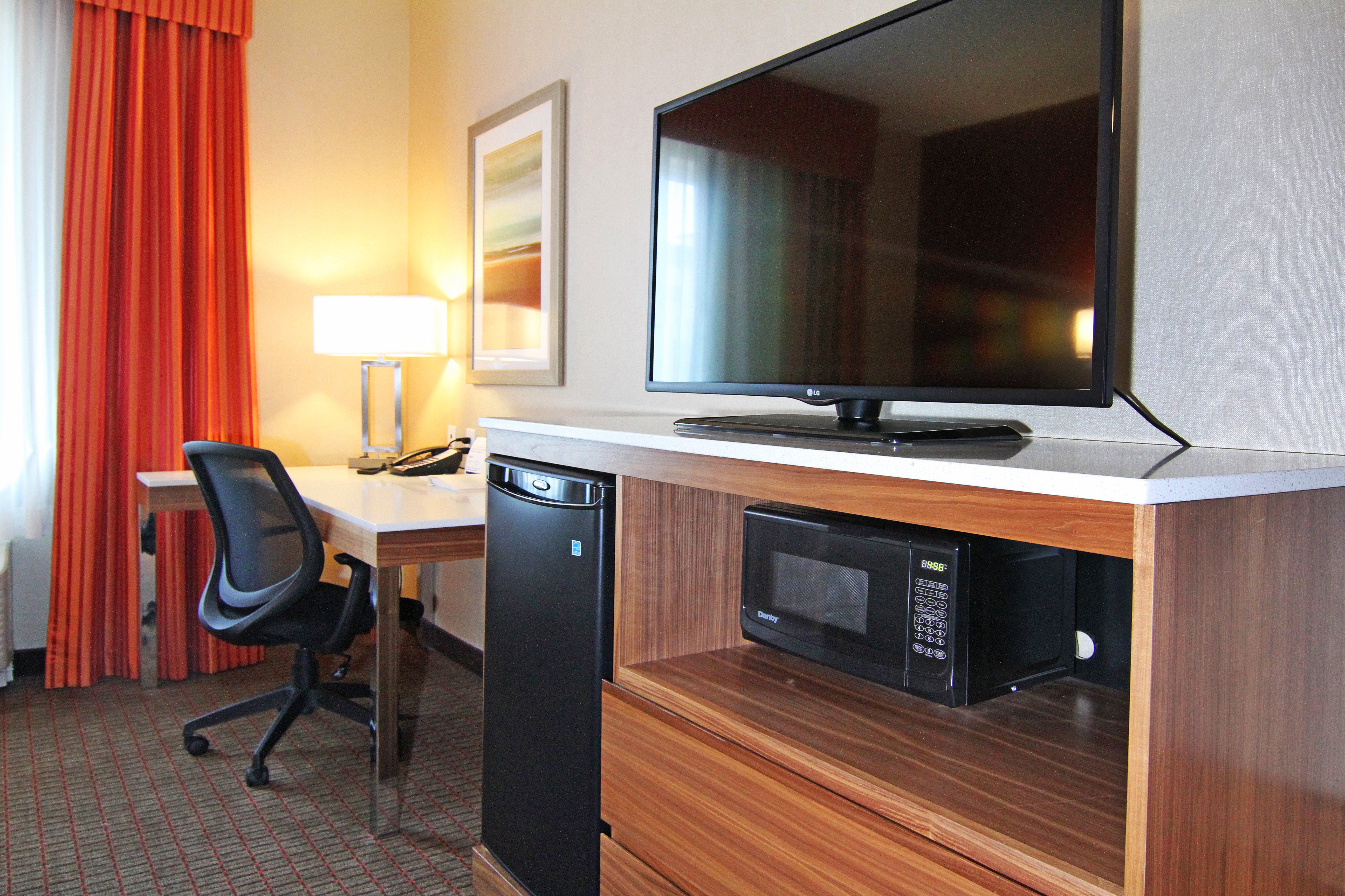 holiday inn express and suites calgary nw university area
