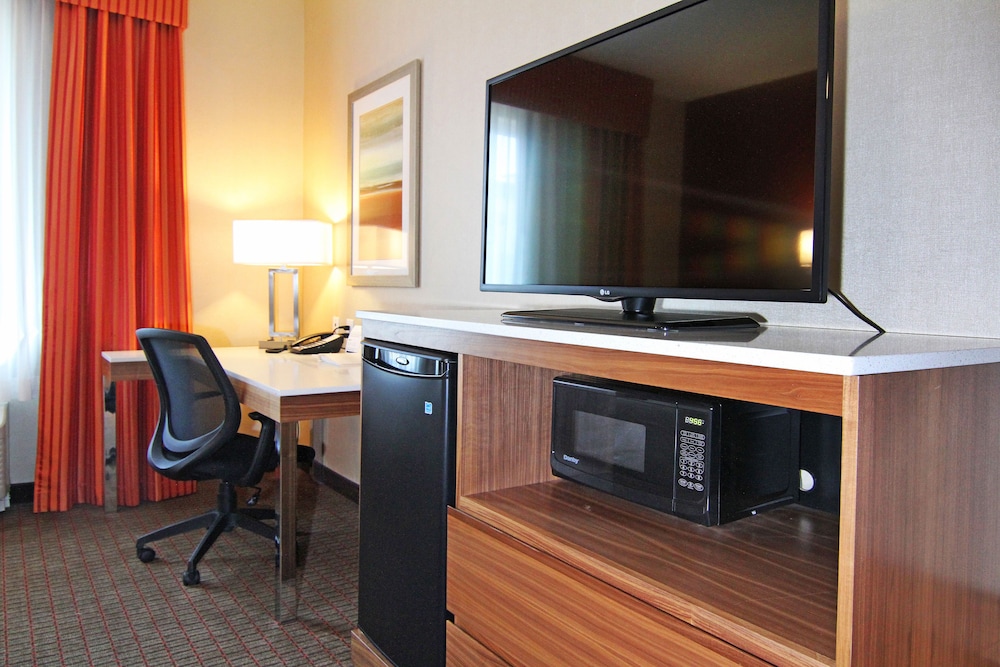 holiday inn express and suites calgary nw university area