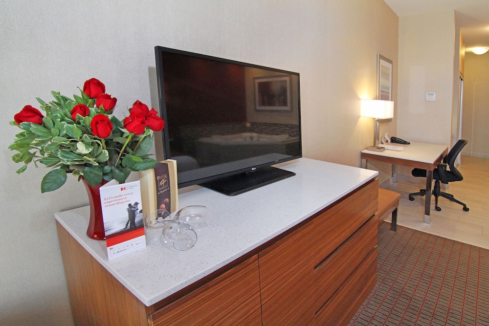 holiday inn express and suites calgary nw university area