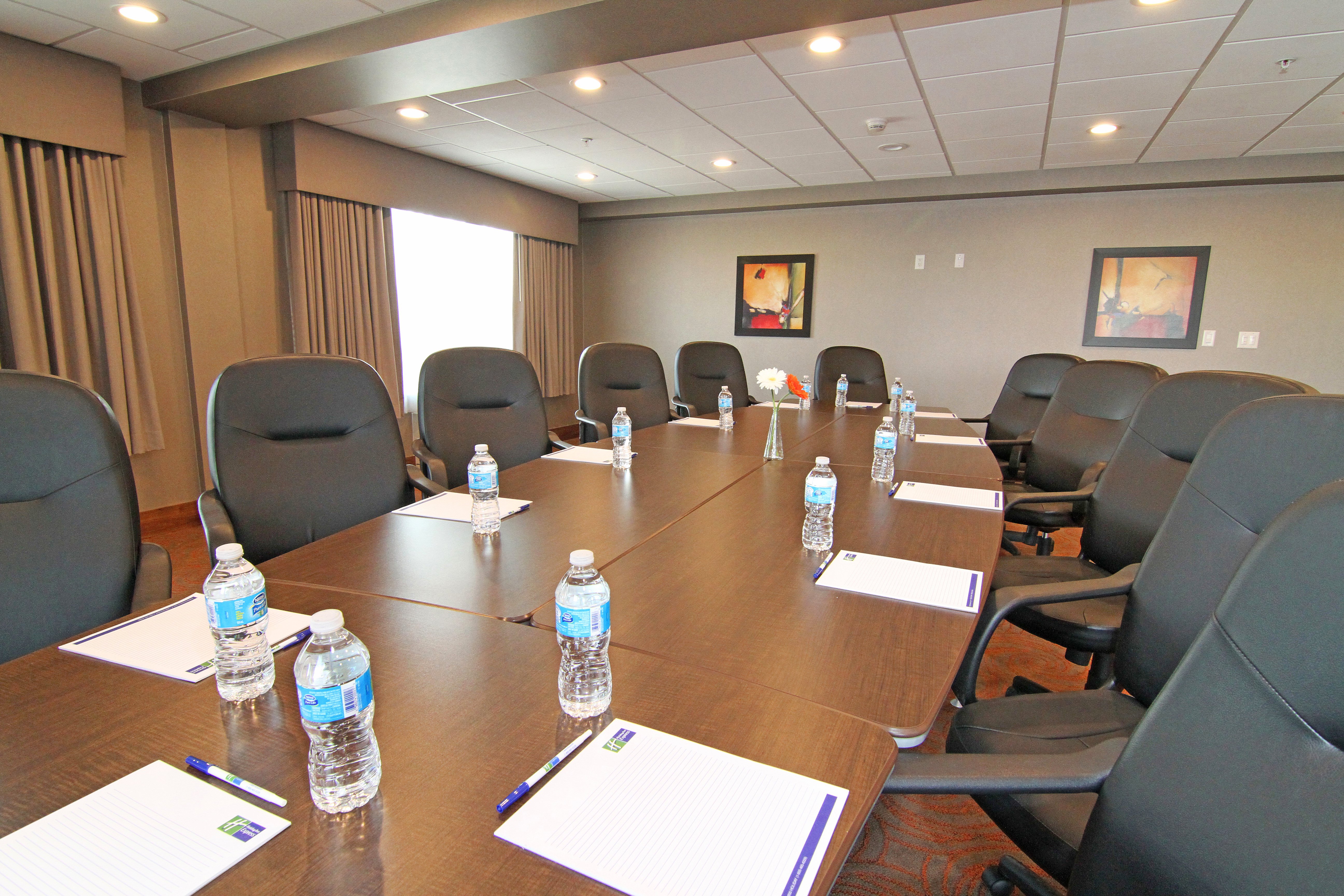 holiday inn express and suites calgary nw university area