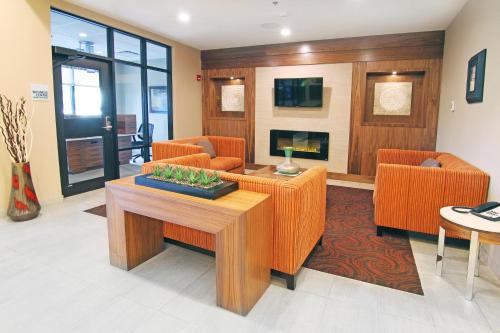 holiday inn express and suites calgary nw university area
