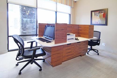 holiday inn express and suites calgary nw university area