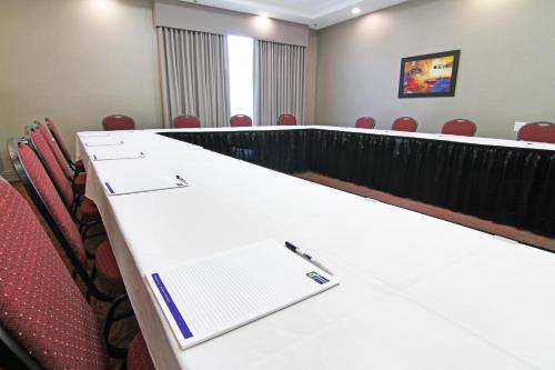 holiday inn express and suites calgary nw university area