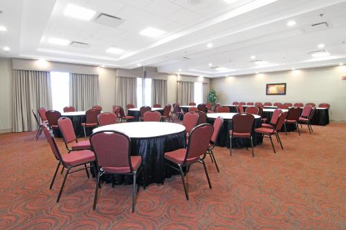 holiday inn express and suites calgary nw university area