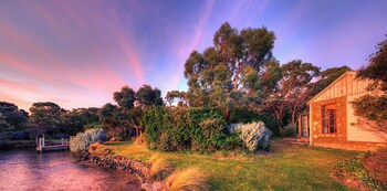 stanley lakeside spa cabins