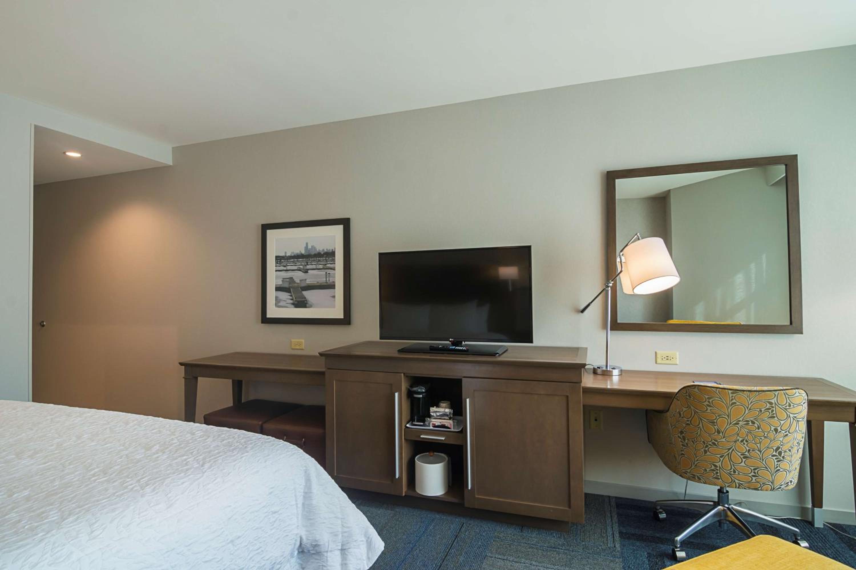 hampton inn chicago north loyola station