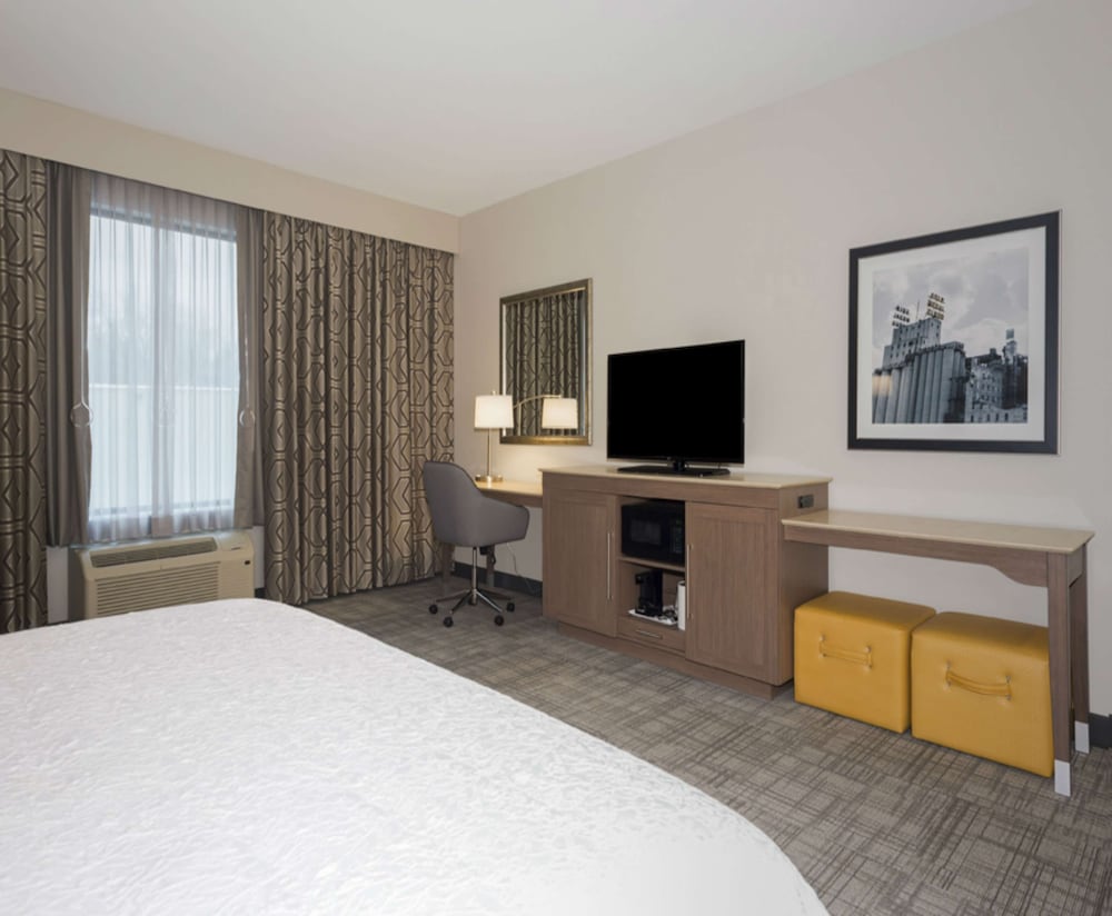 hampton inn and suites minneapolis university area