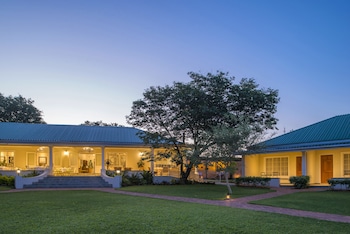 Batonka Guest Lodge,Hwange National Park>>Hwange,4 star