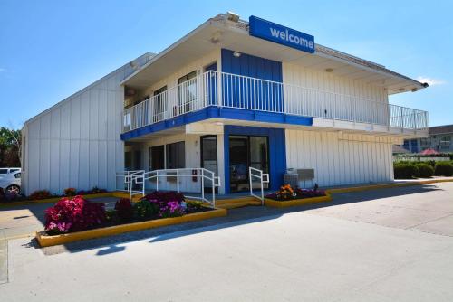 Motel 6 Windsor Locks, Ct - Hartford,Near New England Air Museum,2 star