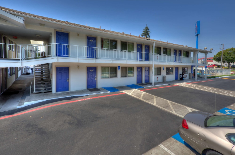motel 6 tigard or portland south lake oswego