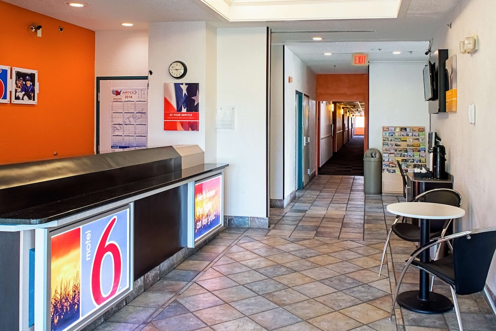 motel 6 seymour in north