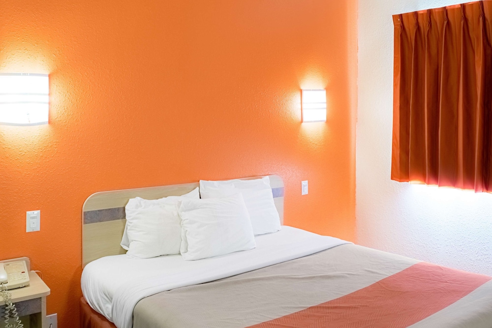 motel 6 seymour in north