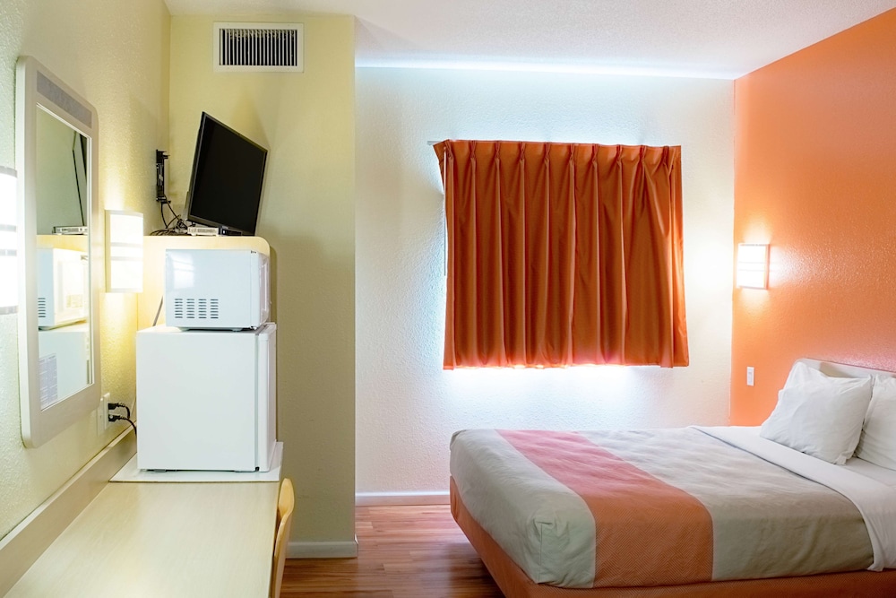 motel 6 seymour in north