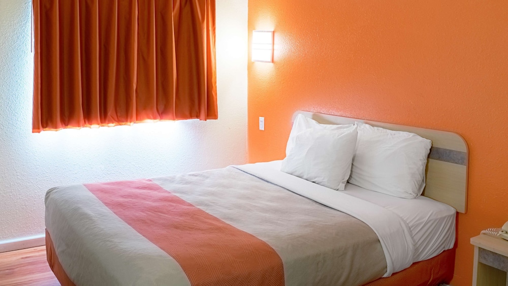 motel 6 seymour in north