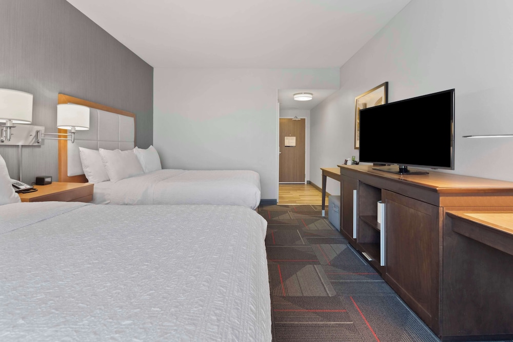hampton inn and suites columbus scioto downs