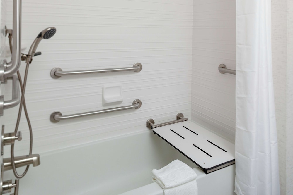 hampton inn and suites columbus scioto downs