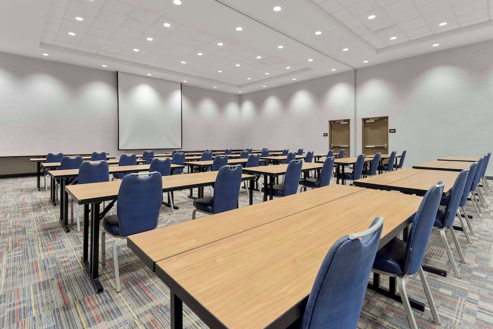 hampton inn and suites columbus scioto downs