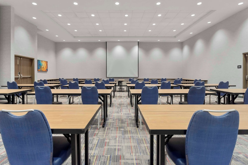 hampton inn and suites columbus scioto downs