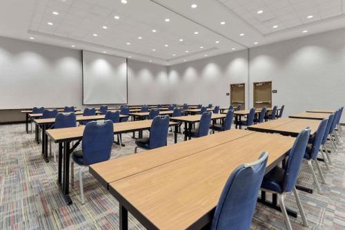 hampton inn and suites columbus scioto downs
