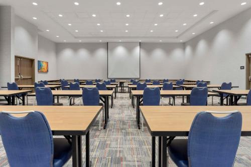 hampton inn and suites columbus scioto downs