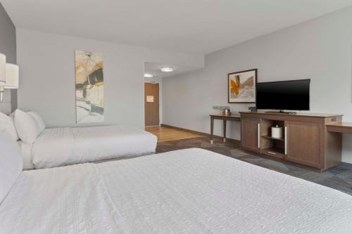hampton inn and suites columbus scioto downs