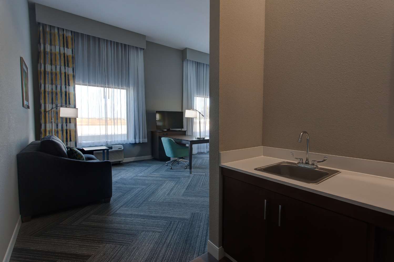 hampton inn and suites wichita airport