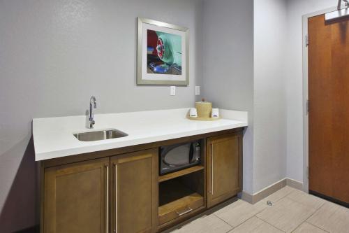 hampton inn by hilton detroit dearborn