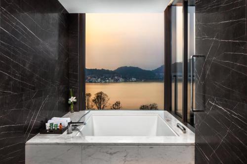 hilton ningbo dongqian lake