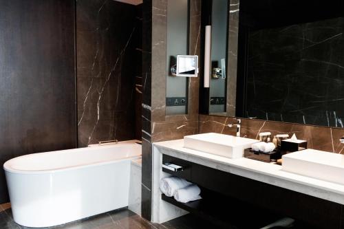 hilton ningbo dongqian lake
