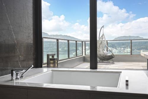 hilton ningbo dongqian lake